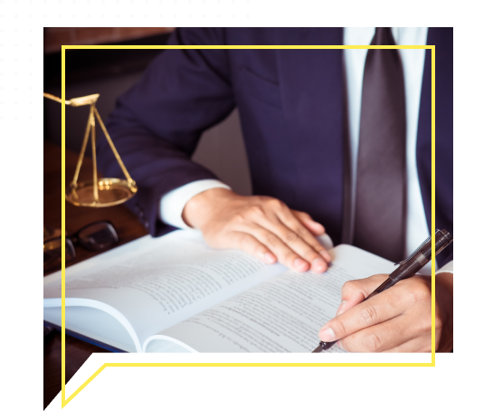 Profissional de terno estudando legislação, com balança da justiça ao fundo, representando a assessoria técnica e capacitação do IBEGESP sobre a Nova Lei de Licitações (14.133/21)